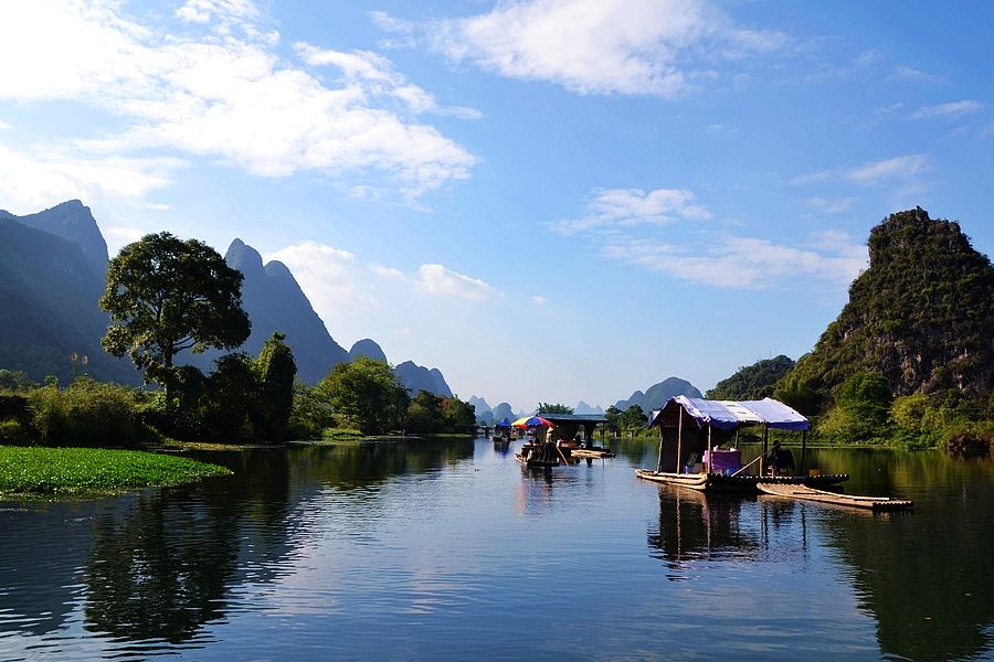 廣西桂林陽(yáng)朔遇龍河竹筏漂流3